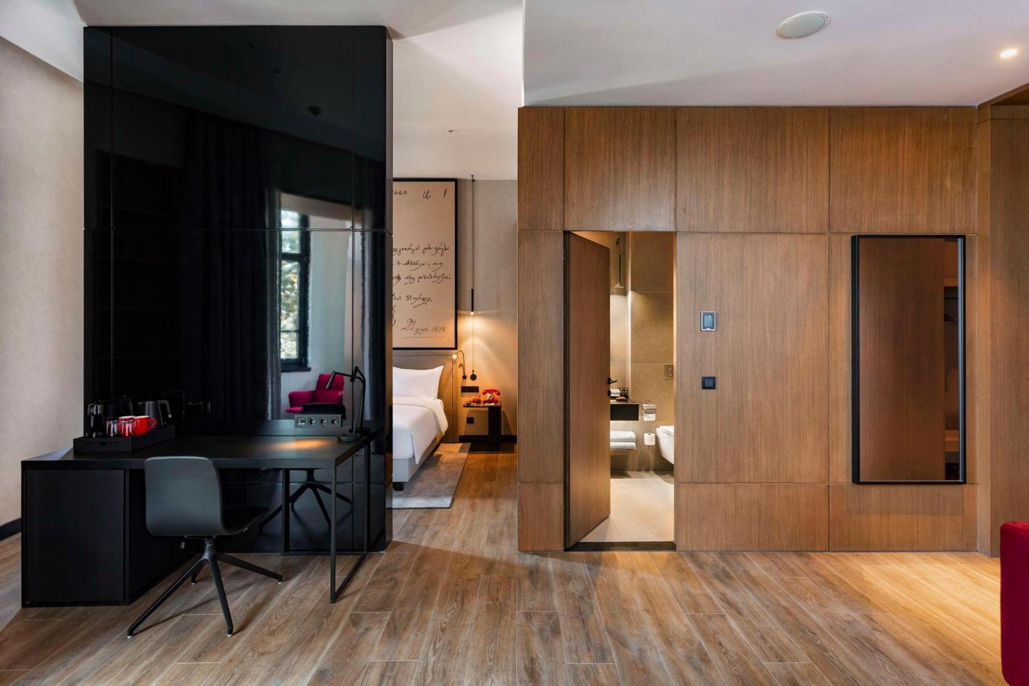 Radisson Red Tbilisi Hotell Exteriör bild