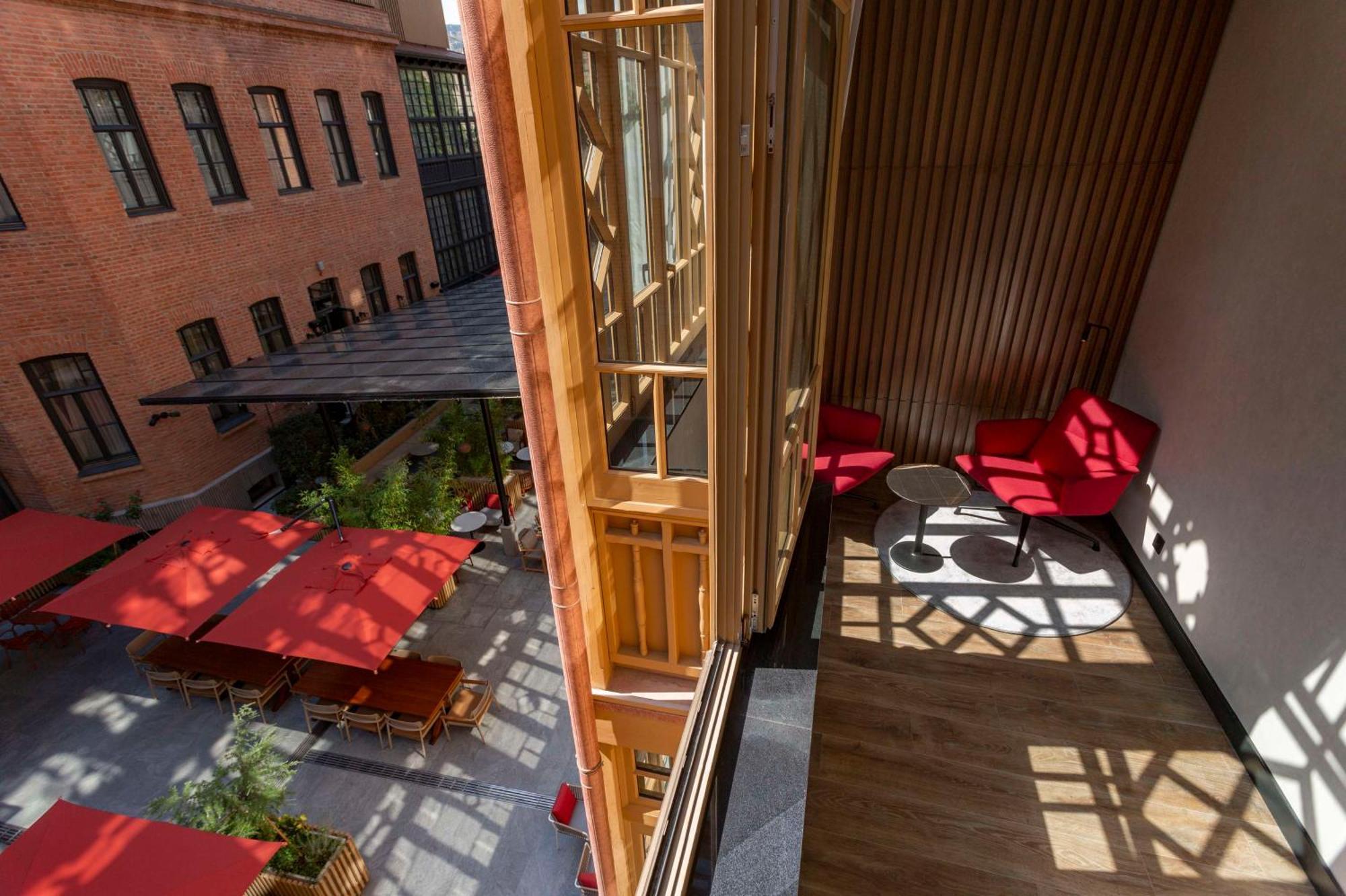 Radisson Red Tbilisi Hotell Exteriör bild