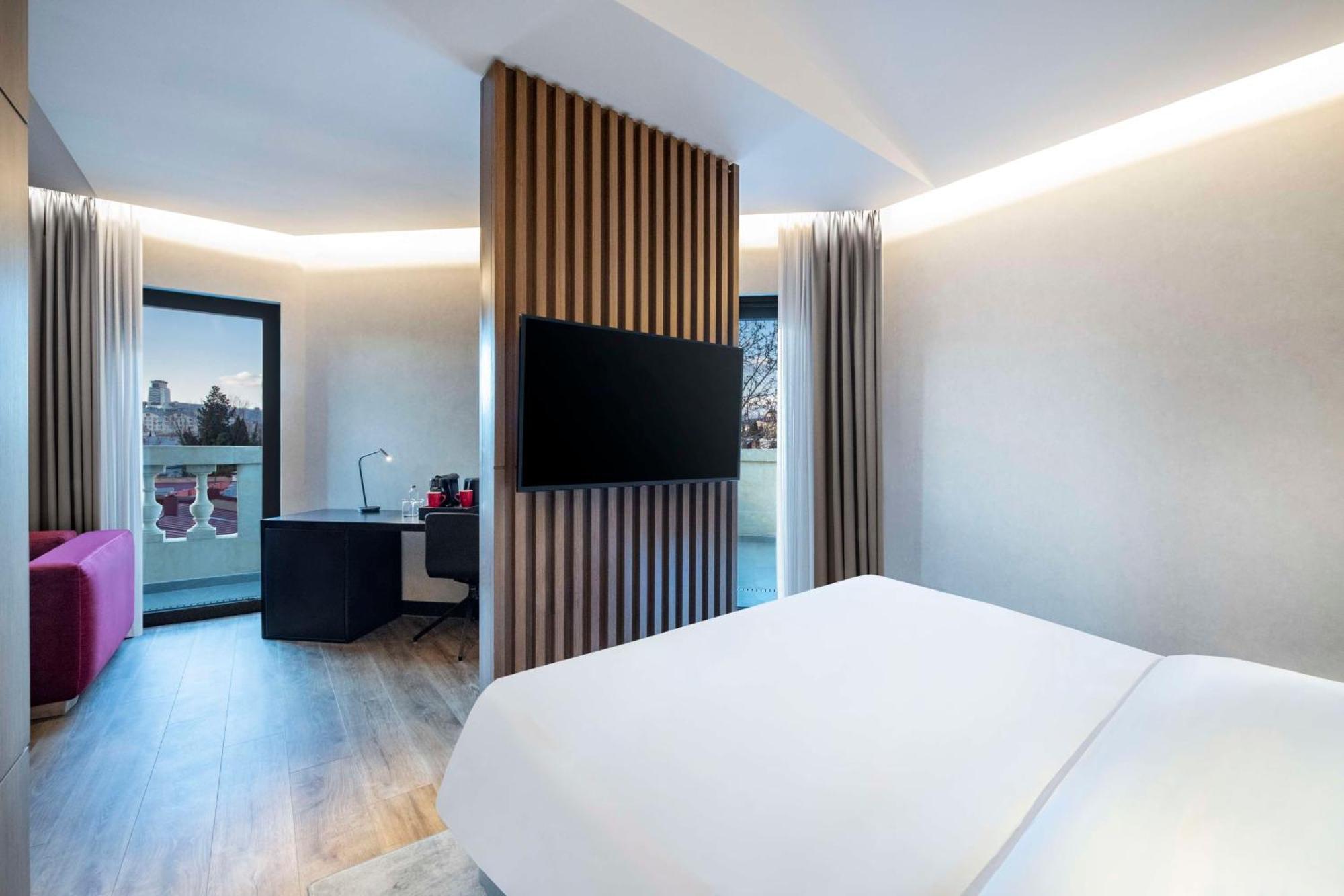 Radisson Red Tbilisi Hotell Exteriör bild